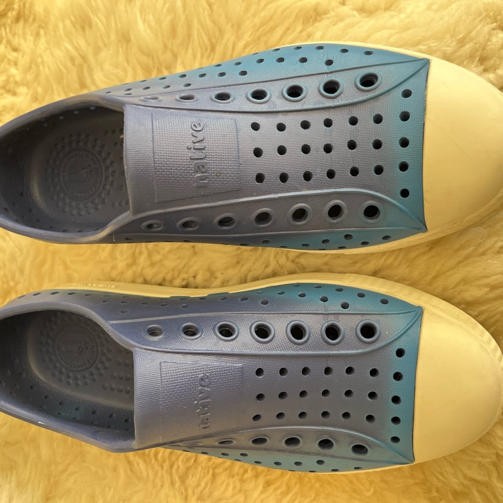 Native Blue Ombré Jefferson Kids Shoes Size 4 - Picture 2 of 5